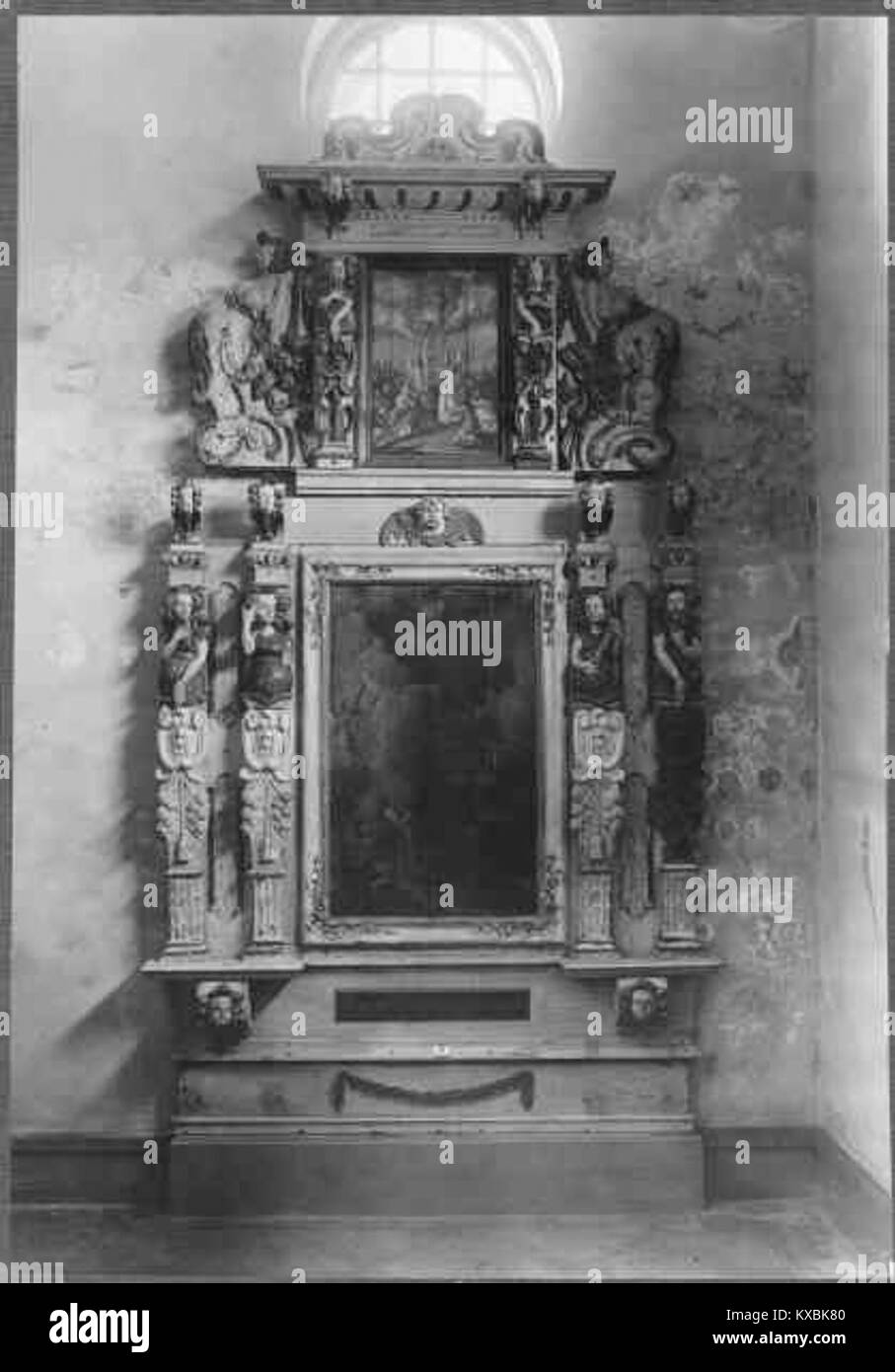 Die Kirche Sankt Laurentius in Skivarp, Schweden, ist eine historische mittelalterliche Kirche aus Stein, die für ihre romanische Architektur und ihre erhaltenen Wandmalereien bekannt ist. Stockfoto