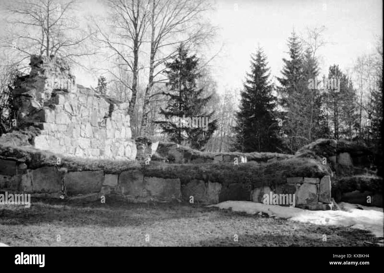 Das Bild zeigt die Ruinen der Kapelle Sankt Olof in Skog, Schweden, wobei Überreste mittelalterlicher Architektur erhalten bleiben und Schwedens religiöses und kulturelles Erbe repräsentieren. Stockfoto