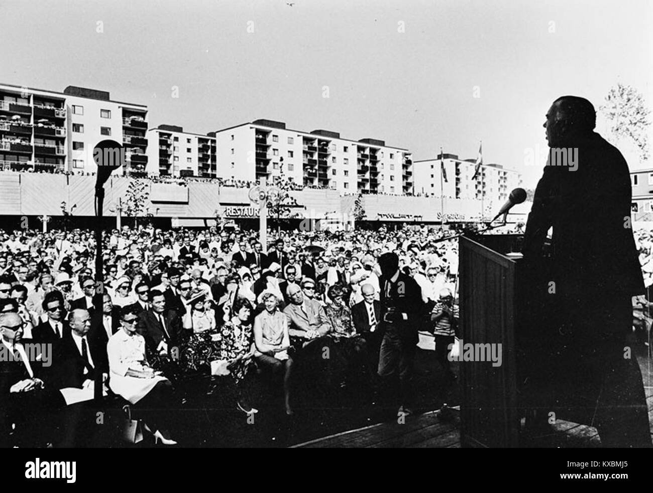Das Skärholmen Centrum ist ein bedeutendes Einkaufszentrum im Stadtteil Skärholmen in Stockholm, Schweden, das 1968 eröffnet wurde. Es beherbergt etwa 102 Geschäfte auf einer Fläche von 98 000 m², mit wichtigen Ankern wie ICA, Systembolaget, H&M und Åhléns. Das Einkaufszentrum bietet kostenlose Parkplätze, Food Court-Einrichtungen und direkten Zugang mit U-Bahn- und Buslinien. Stockfoto