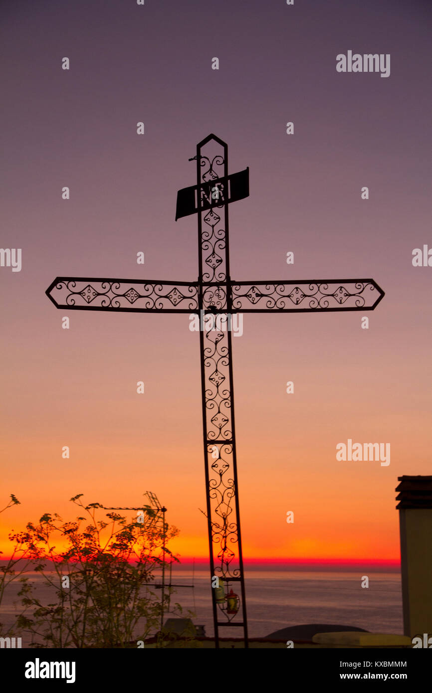 Kreuz bei Sonnenuntergang in Vieste, Apulien, Italien Stockfoto