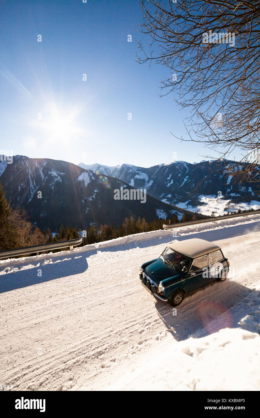British Racing Green Oldtimer fahren eines Classic Rallye auf Schnee verdeckte Straße auf die Berge Planai in Österreich Stockfoto
