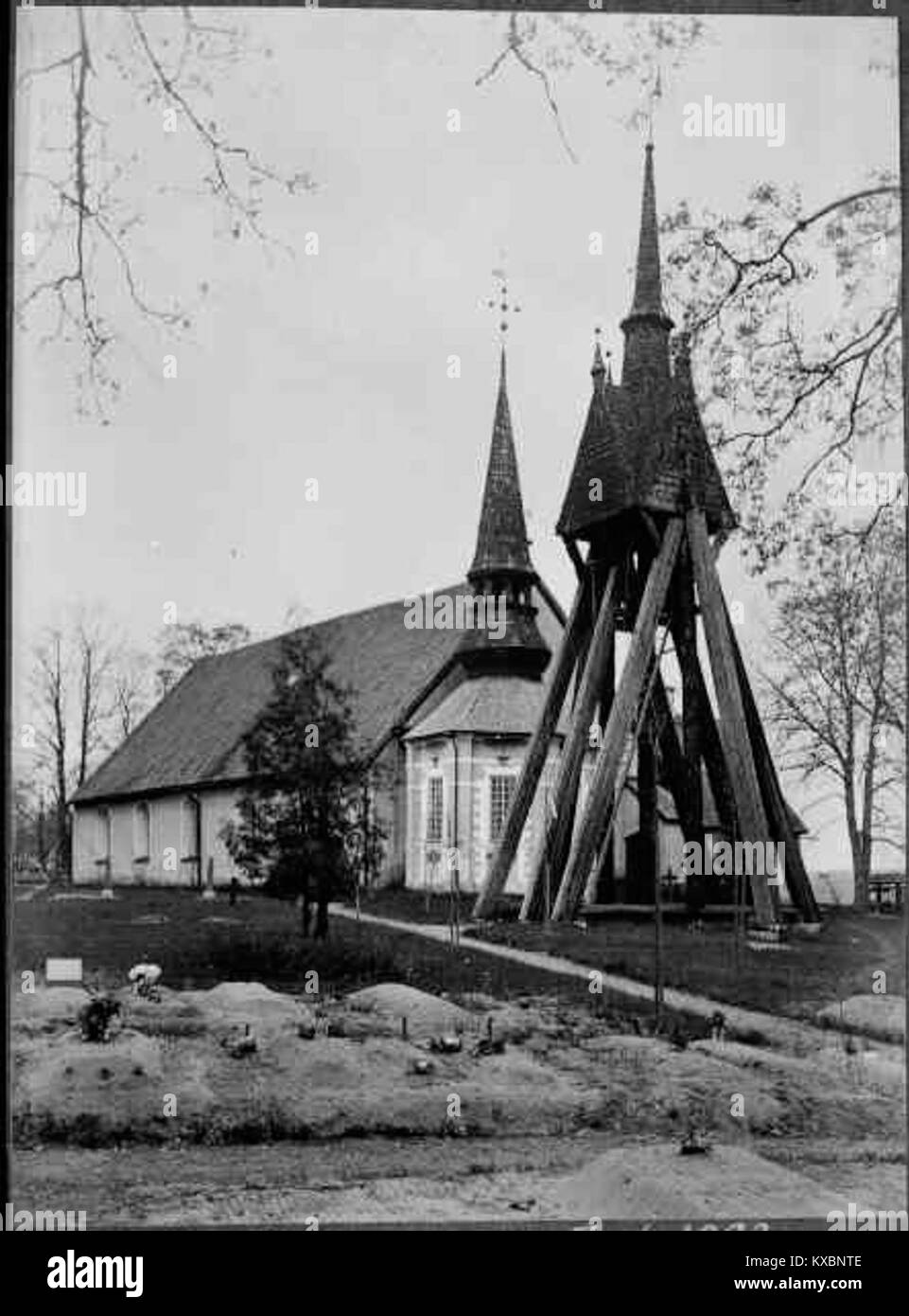 Die Kirche Sköldinge in Schweden ist ein Beispiel mittelalterlicher Kirchenarchitektur aus Stein. Es ist ein wichtiges kulturelles und historisches Wahrzeichen in der Region. Stockfoto