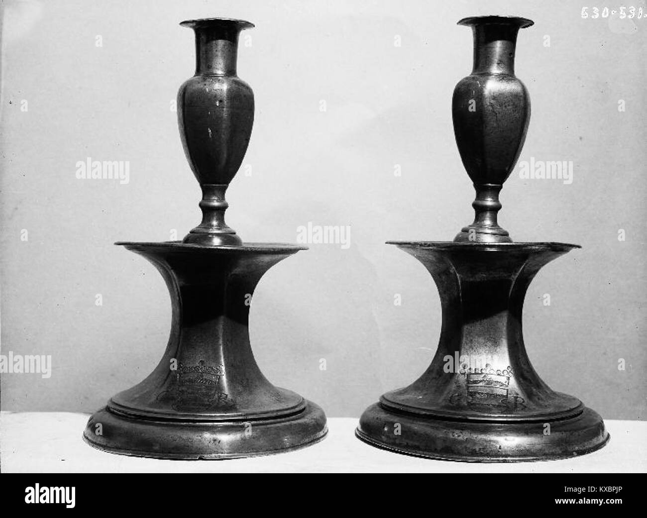 Skölvene kyrka, in der Gemeinde Herrljunga im Komitat Västra Götaland, Schweden, ist eine Steinkirche, die 1843 im neoklassizistischen Stil an der Stelle zweier früherer mittelalterlicher Kirchen erbaut wurde und ein mittelalterliches Sandsteintaufbecken mit einer Darstellung des Heiligen Georg und des Drachen enthält. Stockfoto