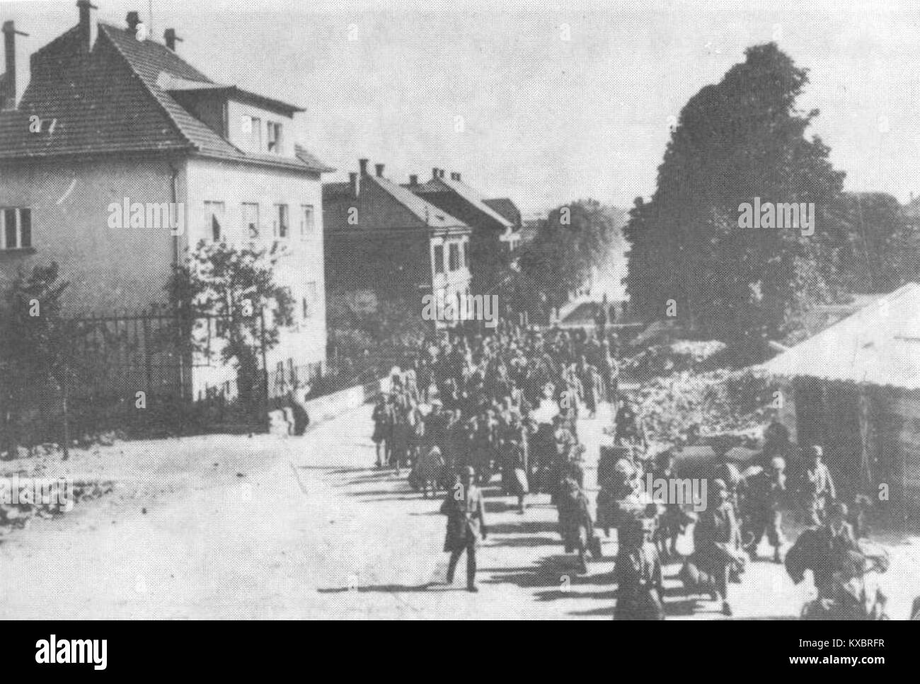 Im Zuge der Zwangsdeportationen im Juni 1941 während der deutschen Besatzung Sloweniens werden slowenische Exilanten am Bahnhof Maribor gezeigt. Stockfoto