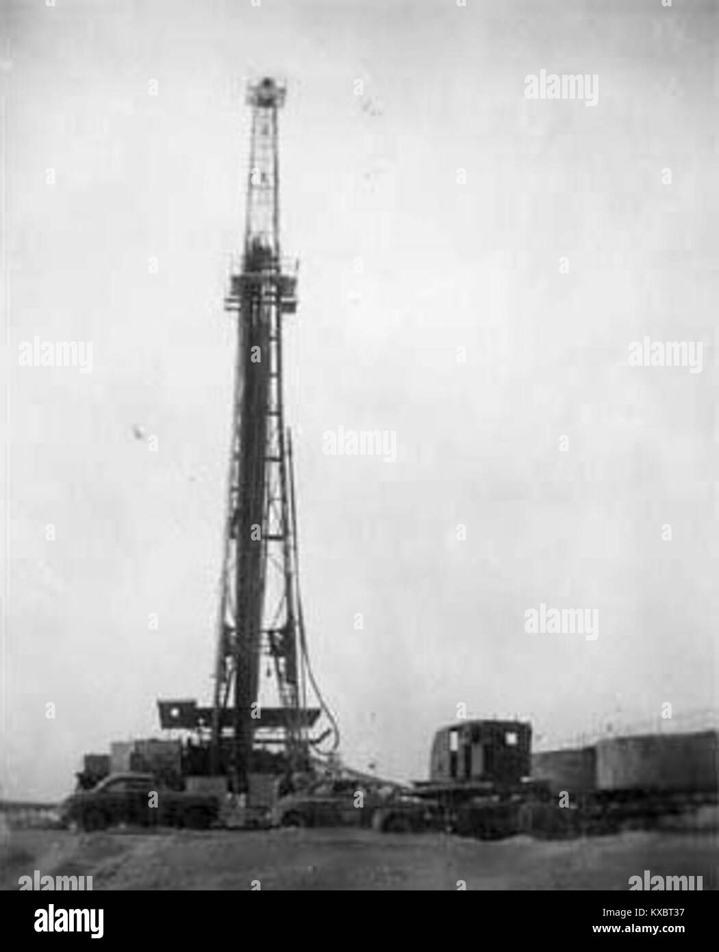 Ein Foto aus dem Jahr 1949, das ein kleines Bohrgerät zeigt, das von der Arabian American Oil Company (Aramco) während der Erdölexploration Mitte des 20. Jahrhunderts in Saudi-Arabien betrieben wurde. Stockfoto