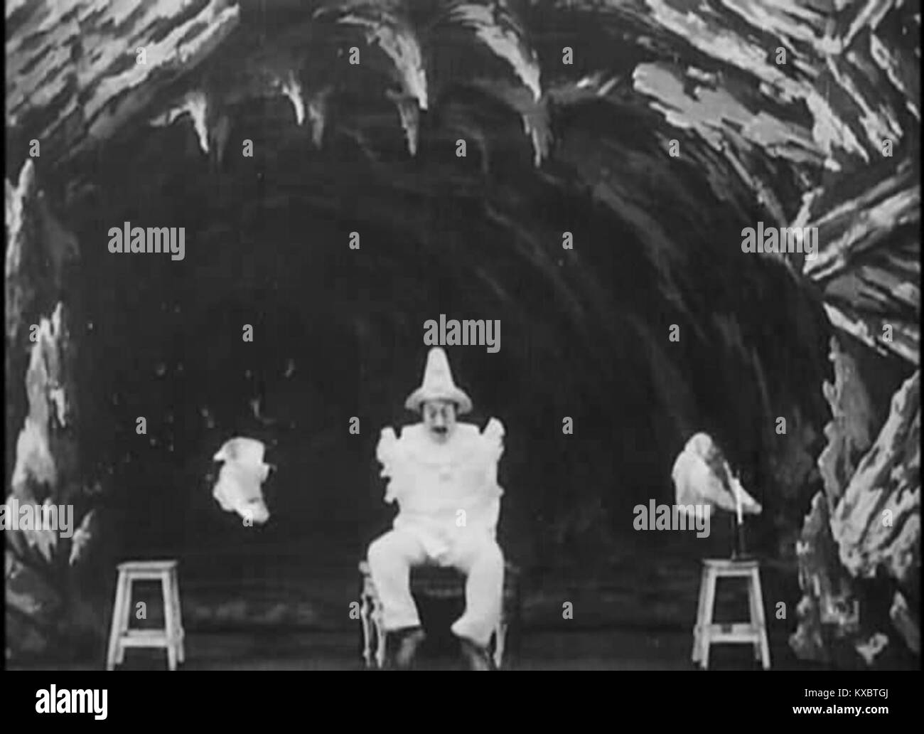 Dieses Standbild stammt aus dem französischen Stummfilm Dislocation Mystérieuse (englischer Titel: Dislocation außerordentlich) von Georges Méliès aus dem Jahr 1901, der für frühe filmische Spezialeffekte bekannt ist. Stockfoto