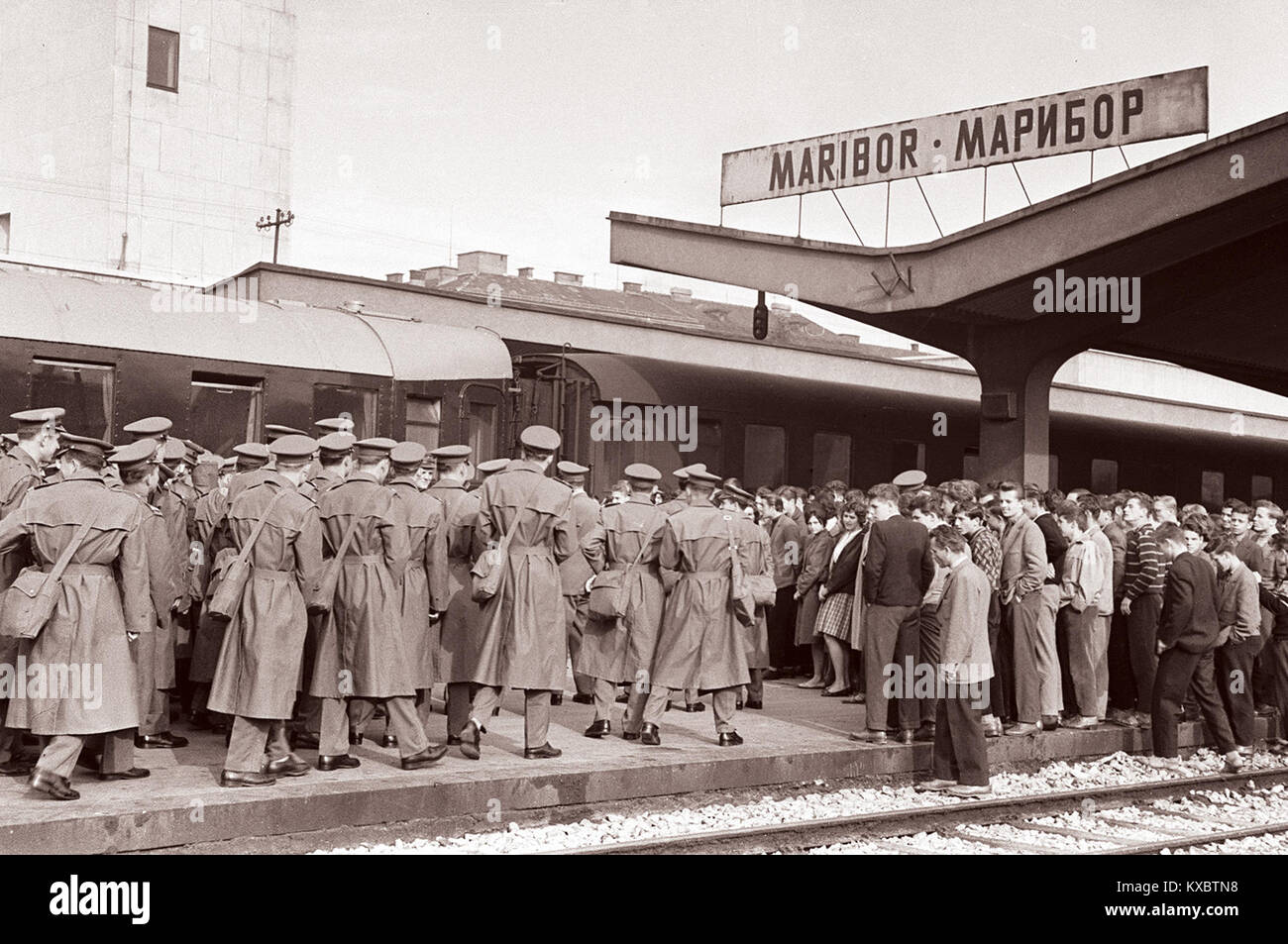 Foto aus dem Jahr 1960, auf dem Schüler der slowenischen Medizinischen Offiziersschule am Bahnhof Maribor empfangen werden und die militärische Ausbildung und die zeremonielle Begrüßung im Jugoslawien der Nachkriegszeit zeigen. Stockfoto