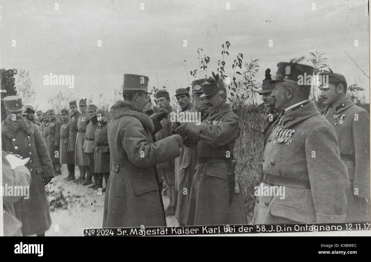 Eine Fotografie vom 12. November 1917, die Kaiser Karl I. von Österreich während des Ersten Weltkriegs bei der 58. Infanteriedivision in Ontagnano zeigt. Stockfoto