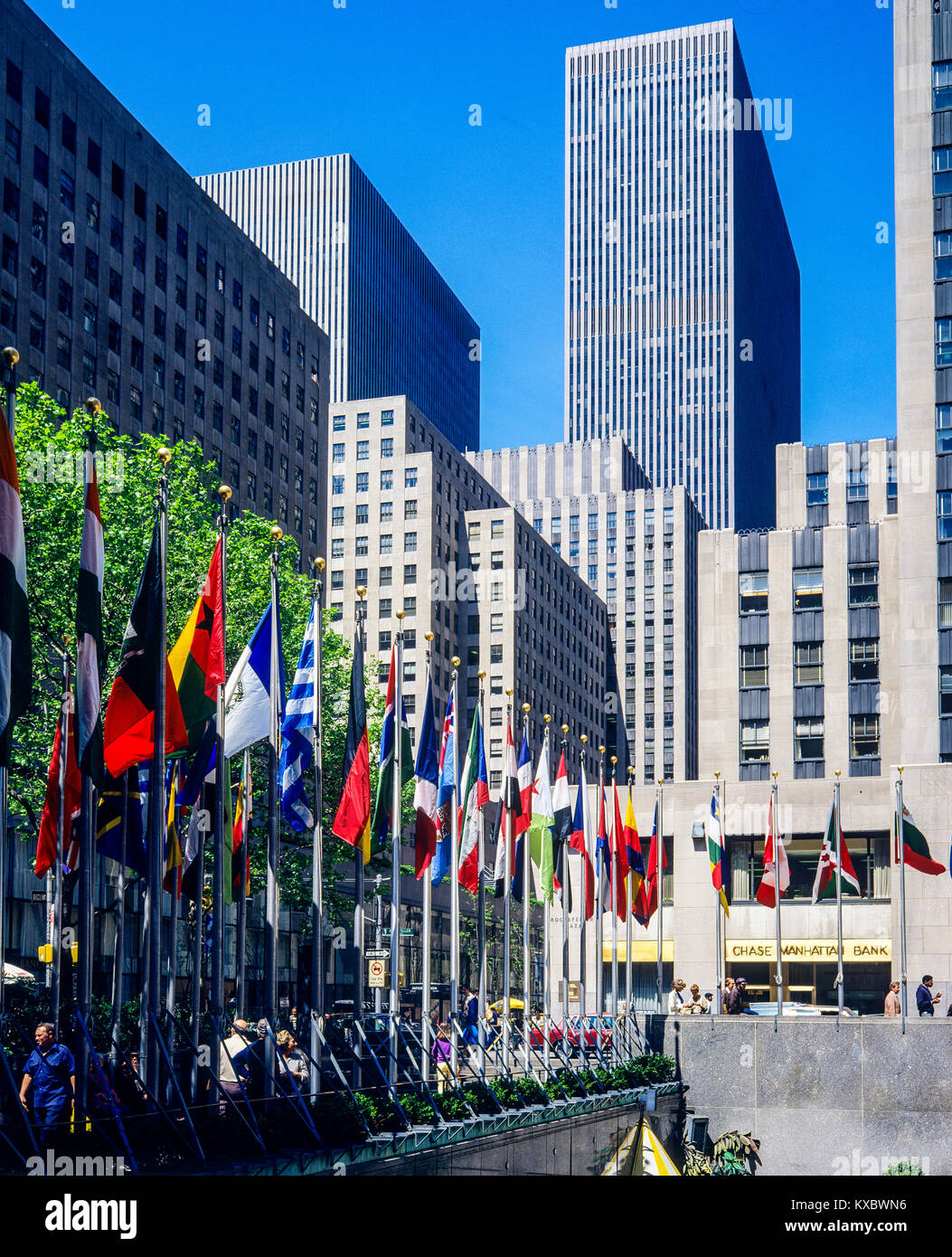 New York 1980s, Rockefeller Center Plaza, Flaggen aller Vereinten Nationen, Wolkenkratzer, Manhattan, New York City, NY, NYC, USA, Stockfoto