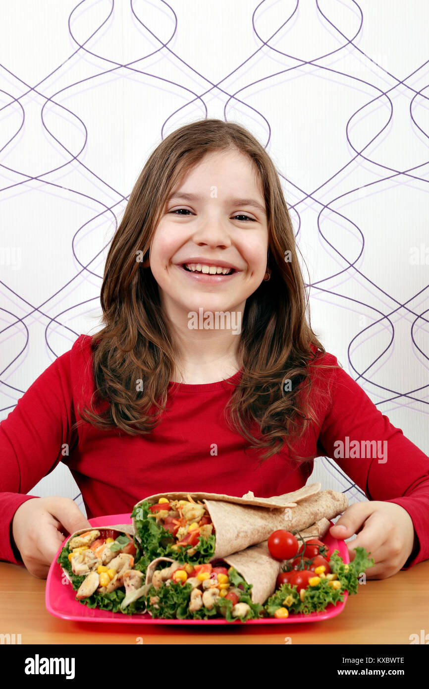 Gerne kleine Mädchen essen burritos Stockfoto