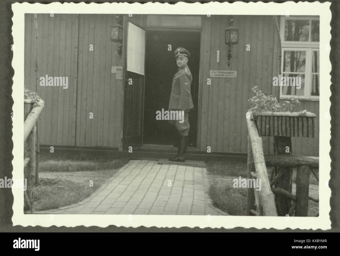 Foto des SS-Obersturmbannführers Koch aus dem Jahr 1937, der vor der Kommandantur stand, verbunden mit der Militärverwaltung der Nazis während des Zweiten Weltkriegs Stockfoto