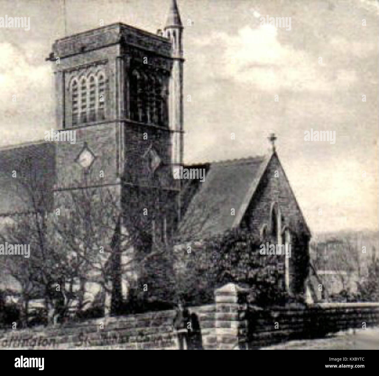 Die St. John the Evangelist Church in Hollington, Hastings, wurde 1900 erbaut und ist eine anglikanische Kirche, die die britische Kirchenarchitektur und das lokale religiöse Erbe des frühen 20. Jahrhunderts zeigt. Stockfoto
