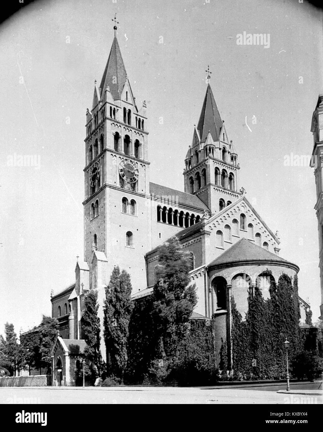 Die vor 1915 erbaute St. Maximiliankirche in München ist ein Beispiel für die neogotische Architektur und ein bedeutendes katholisches Wahrzeichen in der religiösen und kulturellen Landschaft der Stadt. Stockfoto
