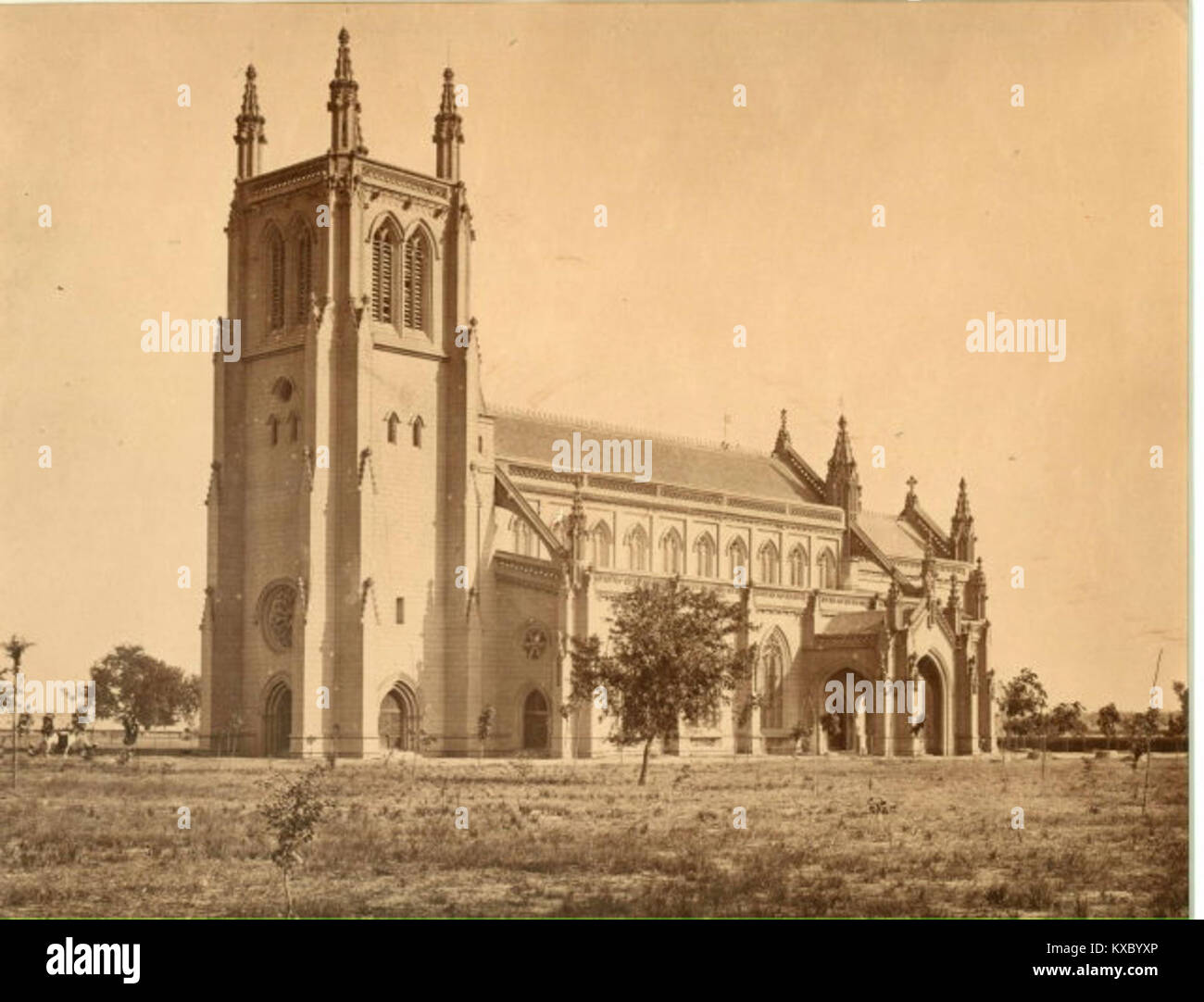 Die St. Paul’s Church in Ambala, Haryana, Indien, wurde im 19. Jahrhundert erbaut und ist eine anglikanische Kirche aus der Kolonialzeit, die für ihr architektonisches Design und ihre religiöse Bedeutung in Nordindien bekannt ist. Stockfoto