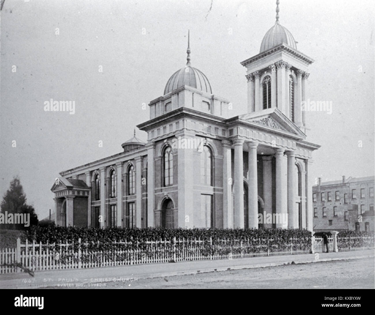 Eine historische Fotografie der Presbyterianischen Kirche St. Paul’s in Christchurch, Neuseeland, erbaut 1882, die ihr neugotisches Design und ihre Rolle als Wahrzeichen des religiösen Erbes zeigt. Stockfoto