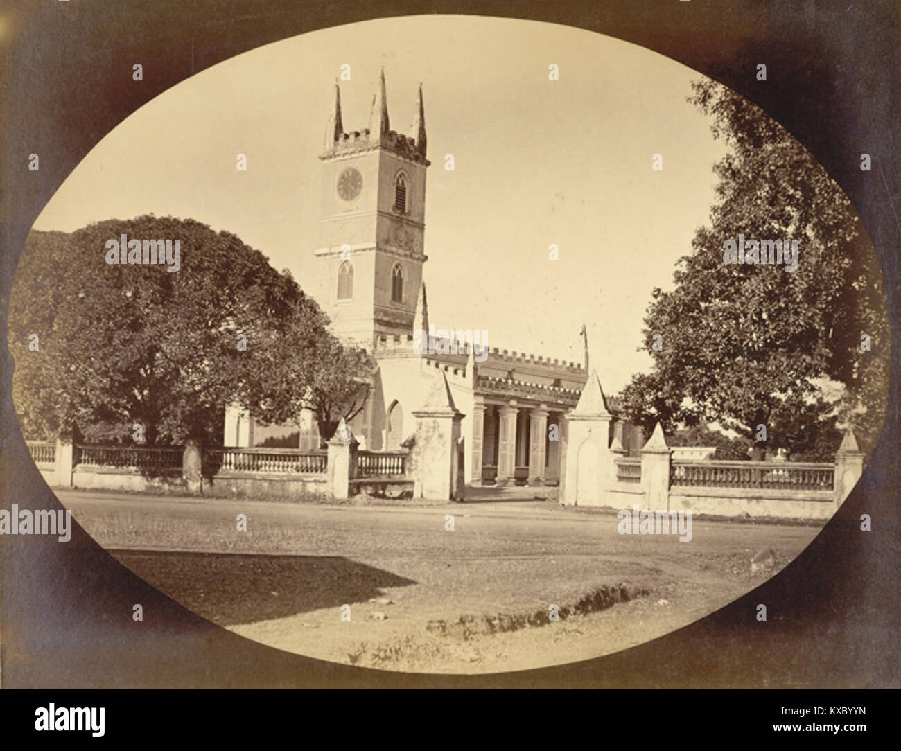 Die St. Thomas’ Church in Dhaka wurde 1819 erbaut und ist eine anglikanische Kirche, die sich durch ihre Architektur aus der Kolonialzeit und ihre historische Rolle in der christlichen Gemeinde Bangladeschs auszeichnet. Das Bild stammt aus dem Jahr 1875. Stockfoto