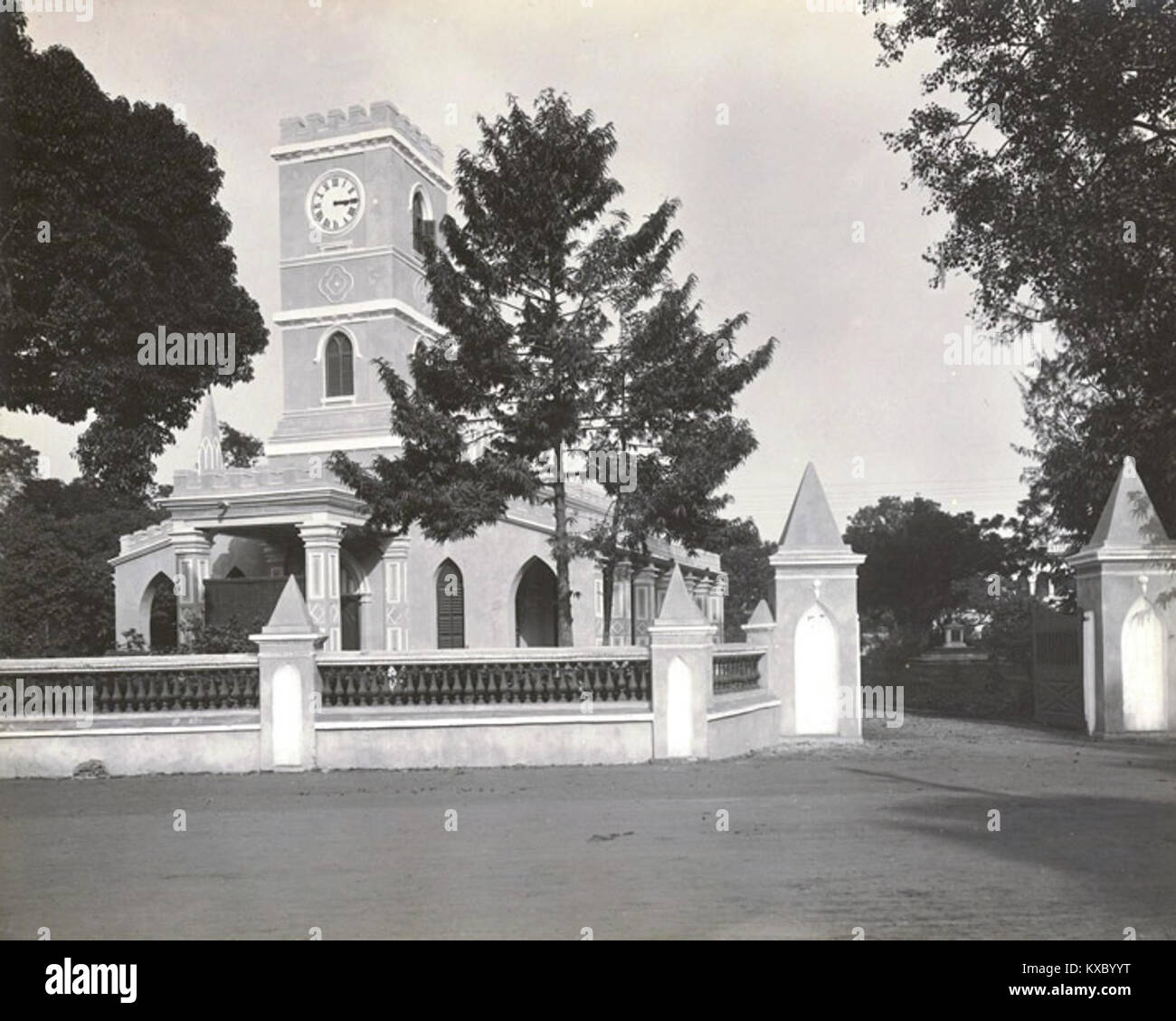 Die St. Thomas's Church, 1904 erbaut, ist eine bedeutende historische und religiöse Stätte in Dhaka. Sie spiegelt den Einfluss der britischen Kolonialarchitektur wider und dient weiterhin als wichtiger Ort der Anbetung für die christliche Gemeinde in der Region. Stockfoto