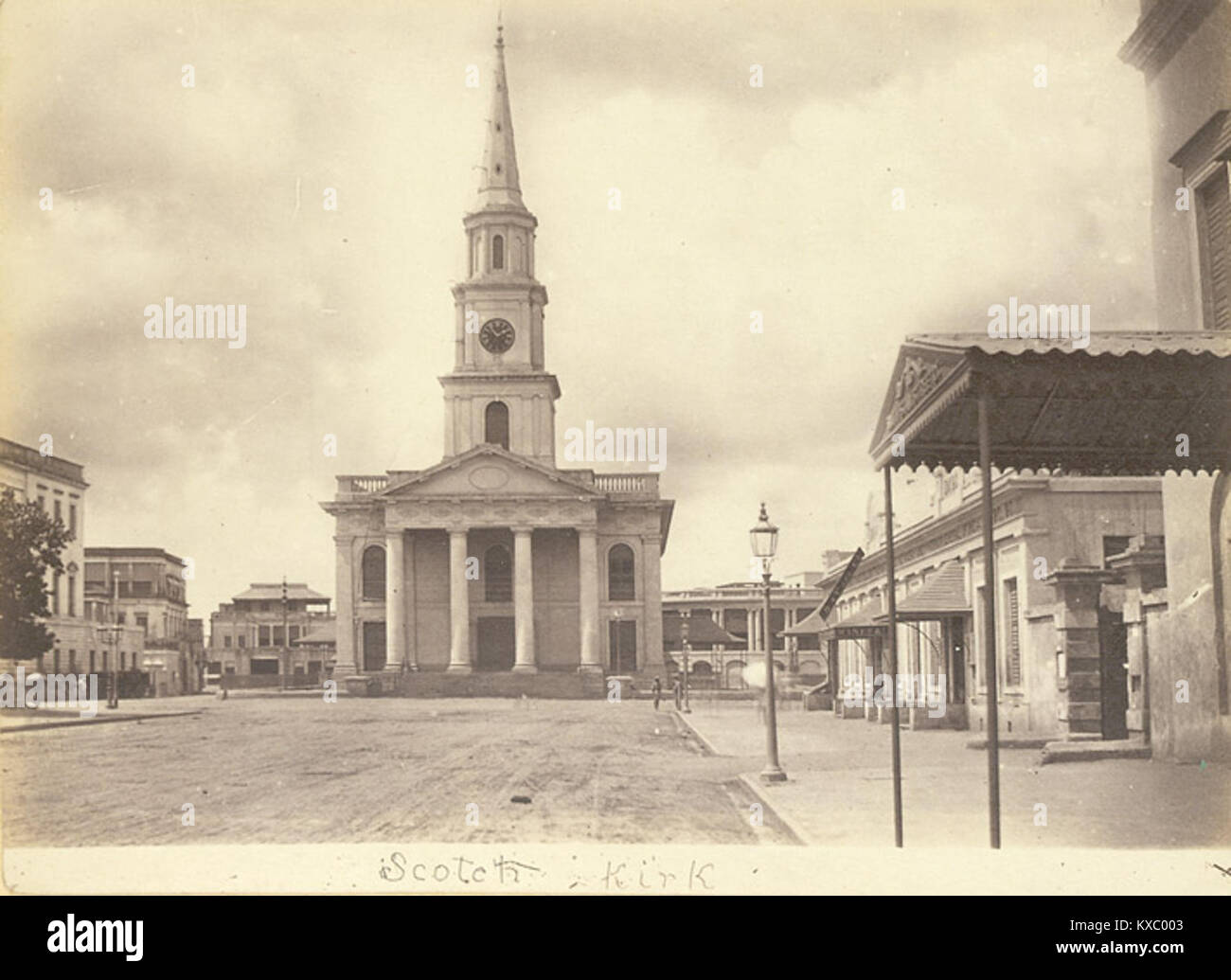 Die St. Andrew's Church, die sich auf dem Dalhousie Square in Kalkutta befindet, wurde im 19. Jahrhundert erbaut und repräsentiert den architektonischen Stil dieser Zeit. Die Kirche war in ihrer Form von 1878 ein bedeutendes religiöses Wahrzeichen im Kolonialindien. Stockfoto