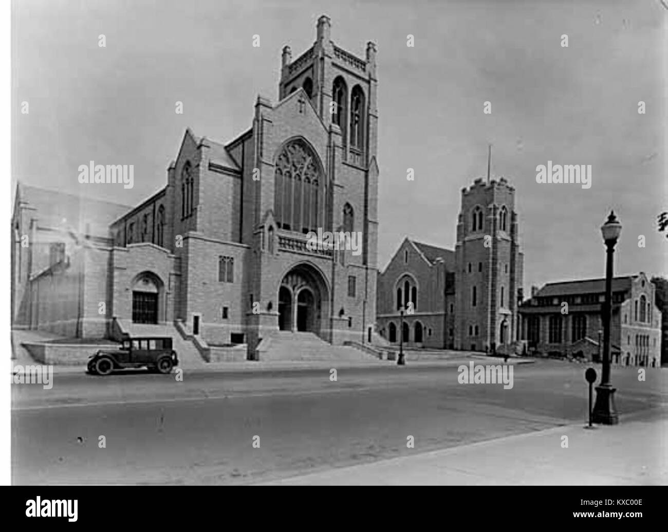 St Andrew’s Wesley United Church in Vancouver, Kanada, 1933 im gotischen Revival von den Architekten Twizell & Twizell fertiggestellt, aus Granit und Stein aus der Region, Buntglasfenster und gewölbtem Holzdach. Stockfoto
