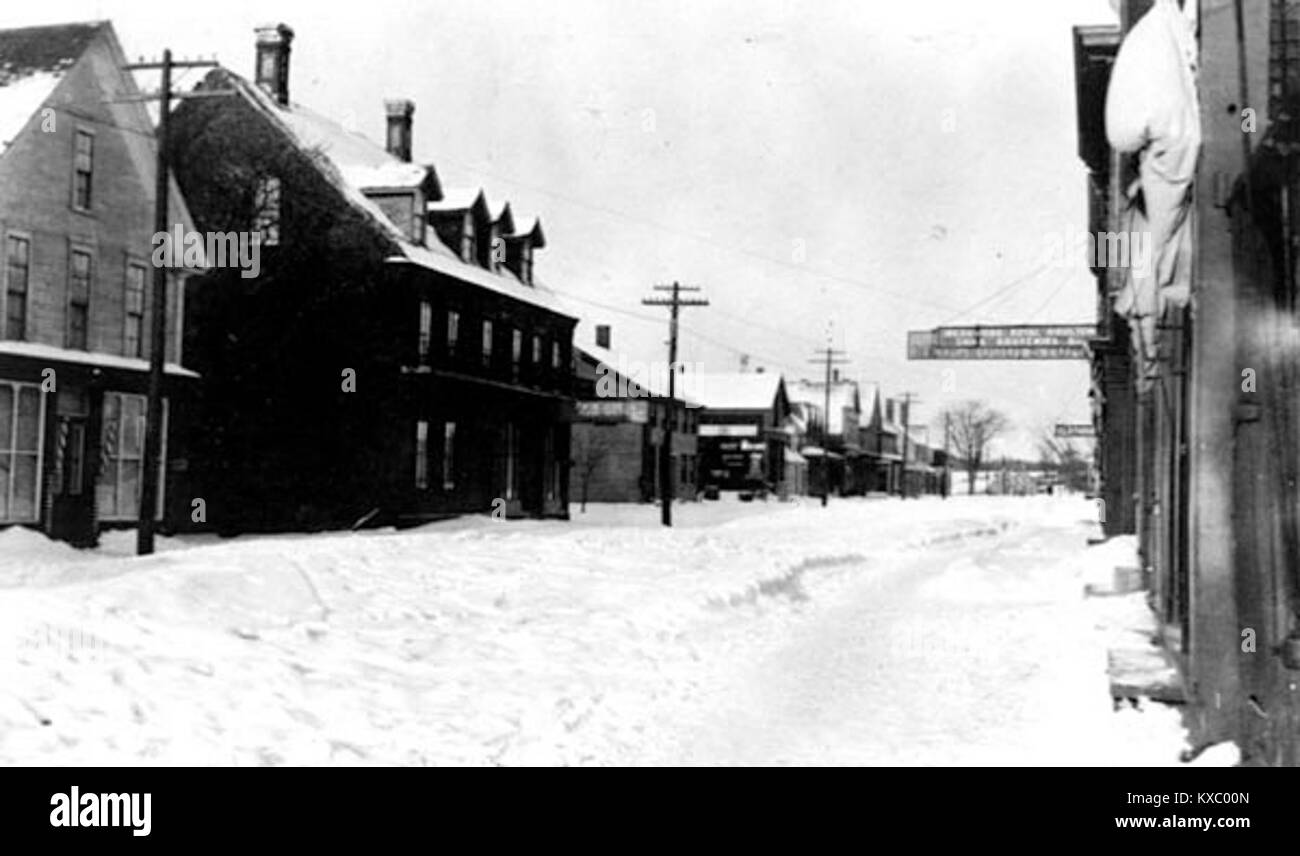 Das Foto mit dem Titel „St. Andrews 1930 rue“ zeigt eine Straße (rue) in St. Andrews aus dem Jahr 1930 mit urbaner Bauform und historischer Straßenumgebung. Stockfoto