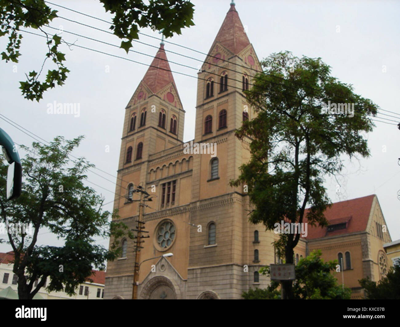 Die St. Michael’s Cathedral in Qingdao, China, ist eine katholische Kirche, die Anfang des 20. Jahrhunderts erbaut wurde. Die Kathedrale mit romanischer Architektur ist ein kulturelles Wahrzeichen, das den europäischen Einfluss in der Region widerspiegelt. Stockfoto