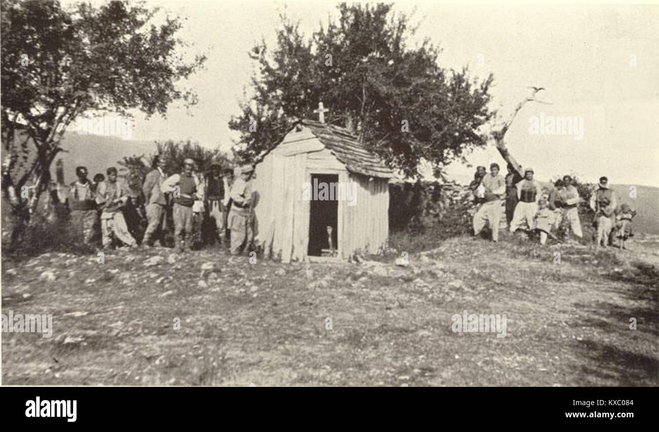 Eine Fotografie aus dem Jahr 1903 zeigt die provisorische Kapelle St. Petka im Dorf Lokov (Region Struga), die nach der Brandung des Dorfes erbaut wurde, mit einfachen Holzbauarbeiten und Wiederaufbauarbeiten. Stockfoto