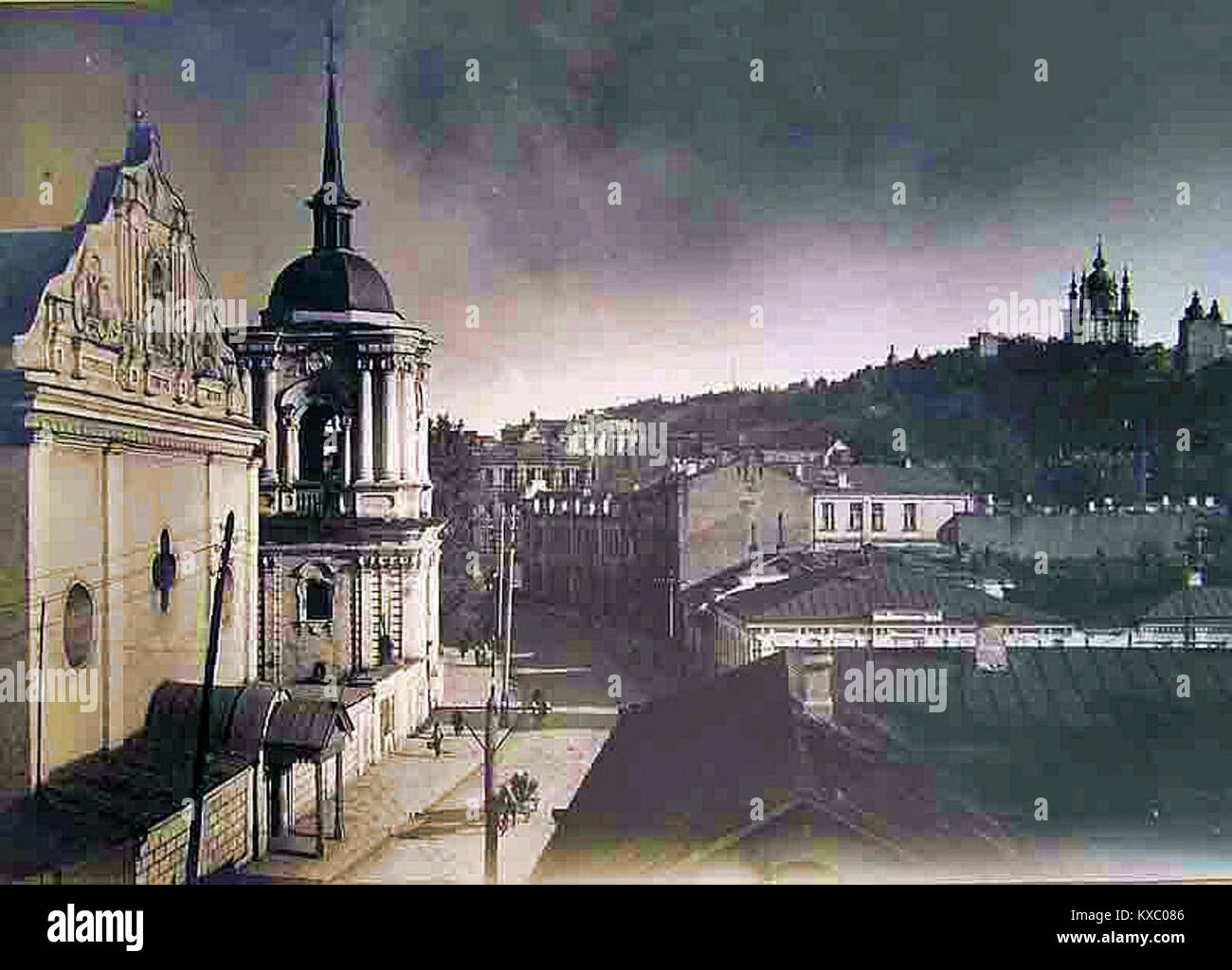 Ein Bild der orthodoxen Kirche St. Peter und Paul aus dem späten 19. Jahrhundert im Kiewer Stadtteil Podil, ehemals die Kathedrale St. Sophia mit lateinischem Ritus. Die 1614 erbaute Kirche spiegelt die religiöse und architektonische Geschichte der Ukraine wider. Stockfoto