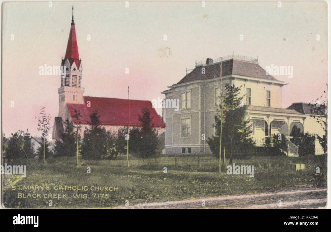 Die um 1910 erbaute St. Mary’s Catholic Church in Black Creek, Wisconsin, verfügt über Backsteinbau, ein Giebeldach und einen vorderen Glockenturm, der die amerikanische katholische Pfarrarchitektur des frühen 20. Jahrhunderts repräsentiert. Stockfoto