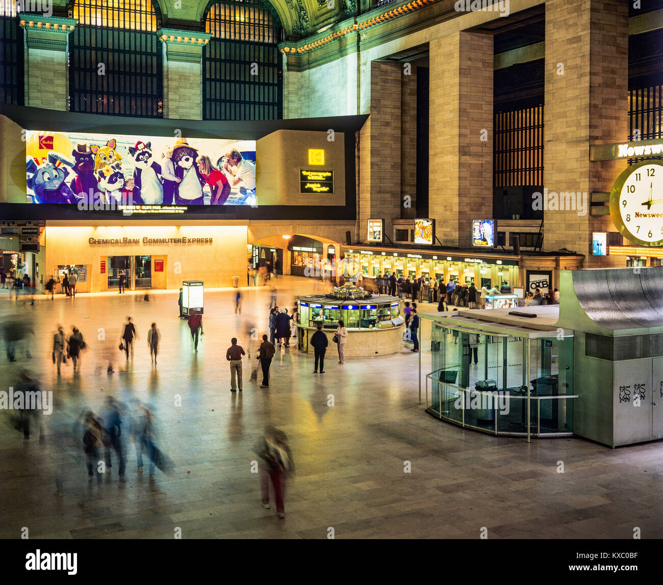 New York 1980er, Grand Central Terminal Bahnhof, Haupthalle, Pendler, Kodak Colorama in der Ferne, Manhattan, New York City, NY, NYC, USA, Stockfoto