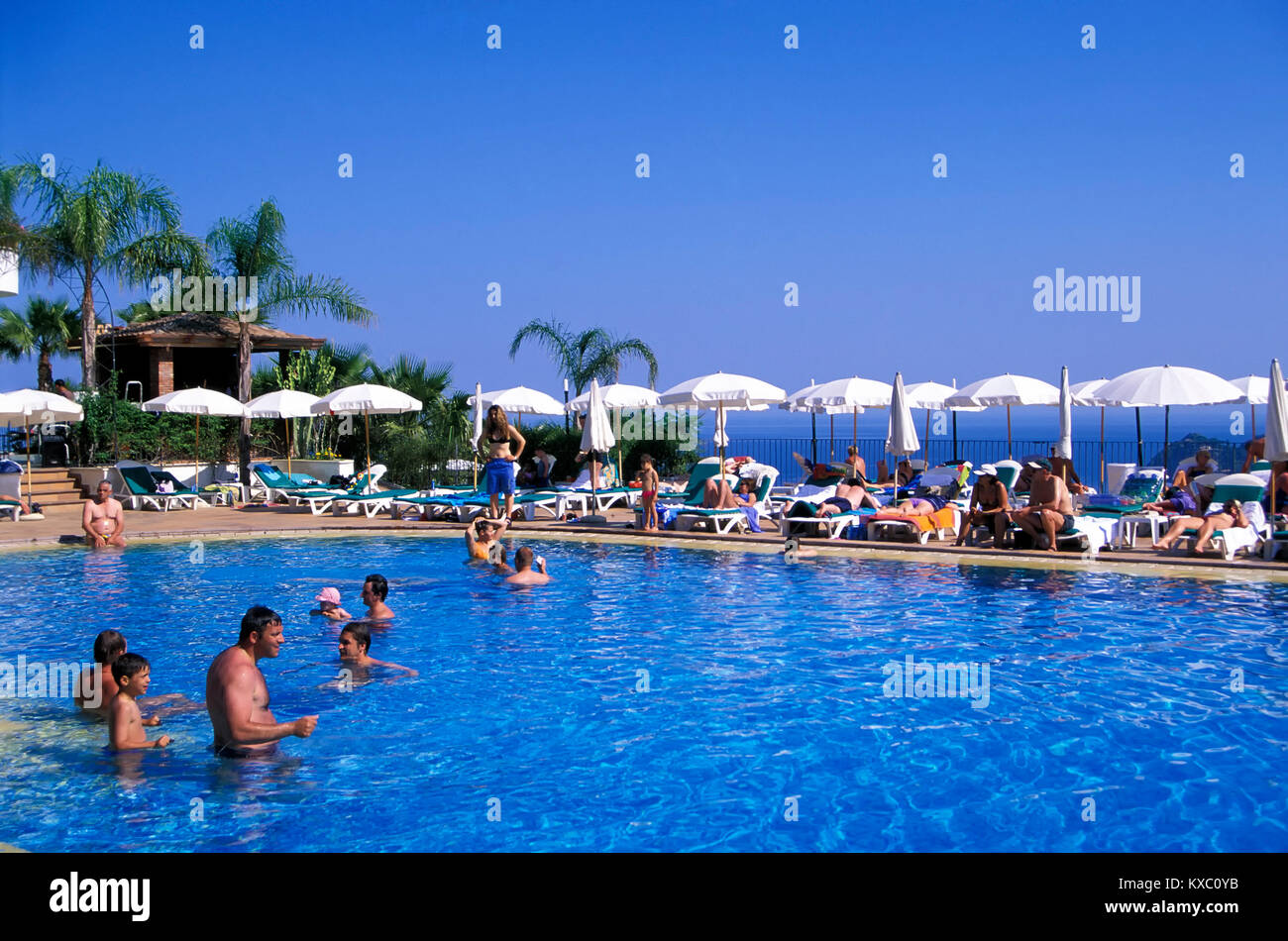 Hotelpool in Giardini-Naxos in der Nähe von Taormina, Sizilien, Italien, Europa Stockfoto