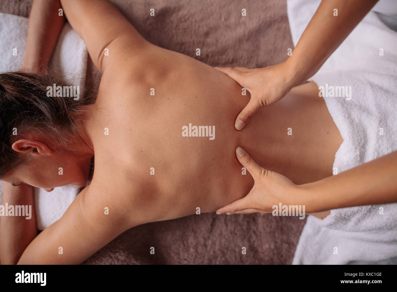 Blick von oben auf die Frauen, die zurück Massage im Spa. Weibliche in entspannende Massage auf ihrem Rücken in Spa Salon. Stockfoto