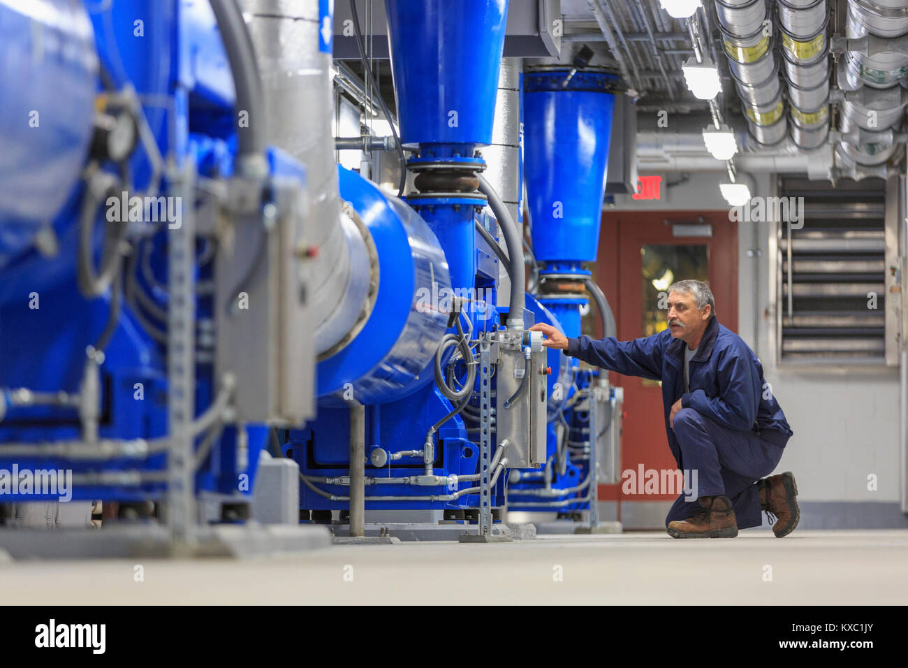Engineer, der an Sensoren Stockfoto