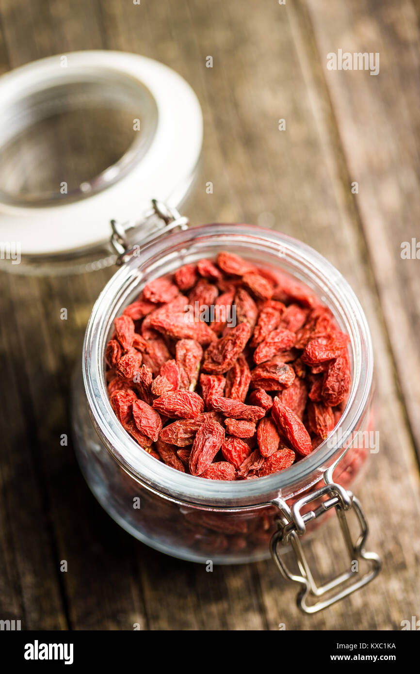Getrocknete Goji Beeren in den jar auf alten Holztisch. Stockfoto