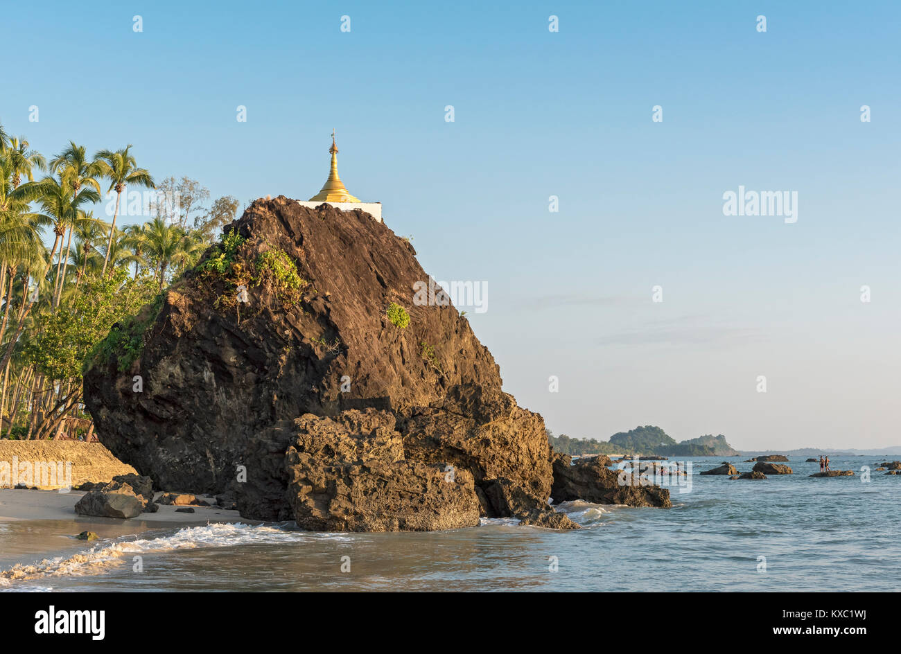 Goldenen stupa auf dem Felsen, Ngapali Beach, Rakhine, Burma (Myanmar) Stockfoto