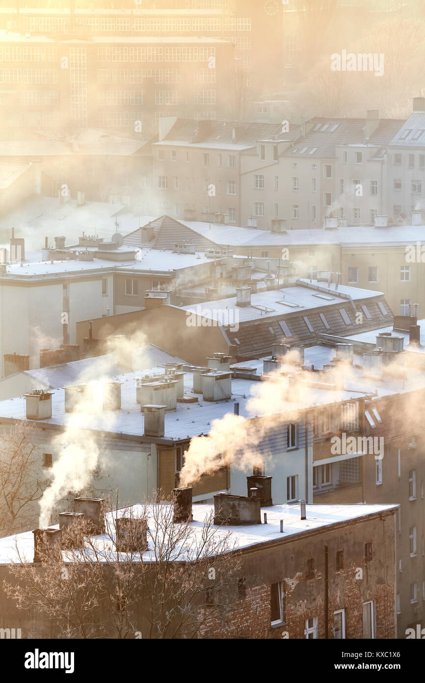 Rauchende Schlote in Stettin Stadt bei Sonnenaufgang Verbrennung von Holz und Kohle in der alten Heimat Heizsysteme an. Stockfoto