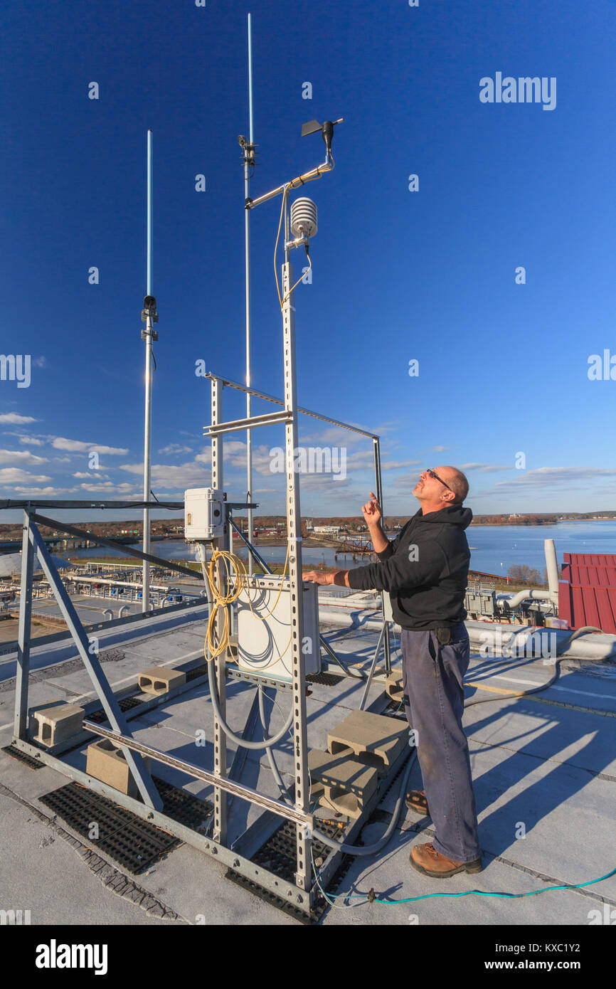 Techniker arbeiten mit Wettersensoren Stockfoto