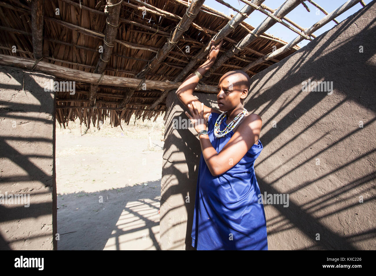 Neema Kokai, eine Massai-frau bei Ihrem neuen Hütte, die in Ngayoni Wald in Changarawe, Kilosa Bezirk, Tansania. Stockfoto