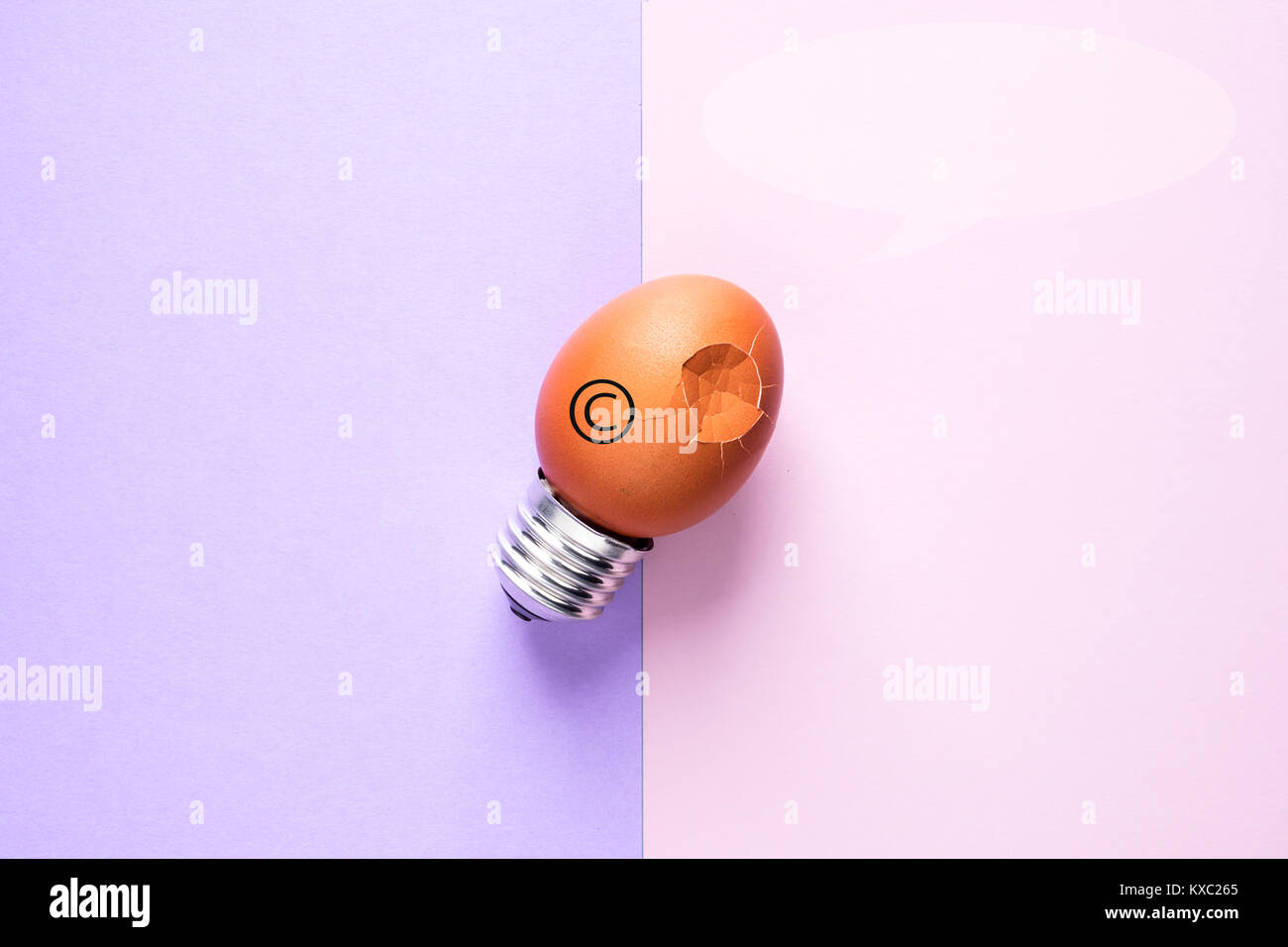 Glühlampe Eierschale auf Basis Konzept Symbol Urheberrechtsschutz Stockfoto