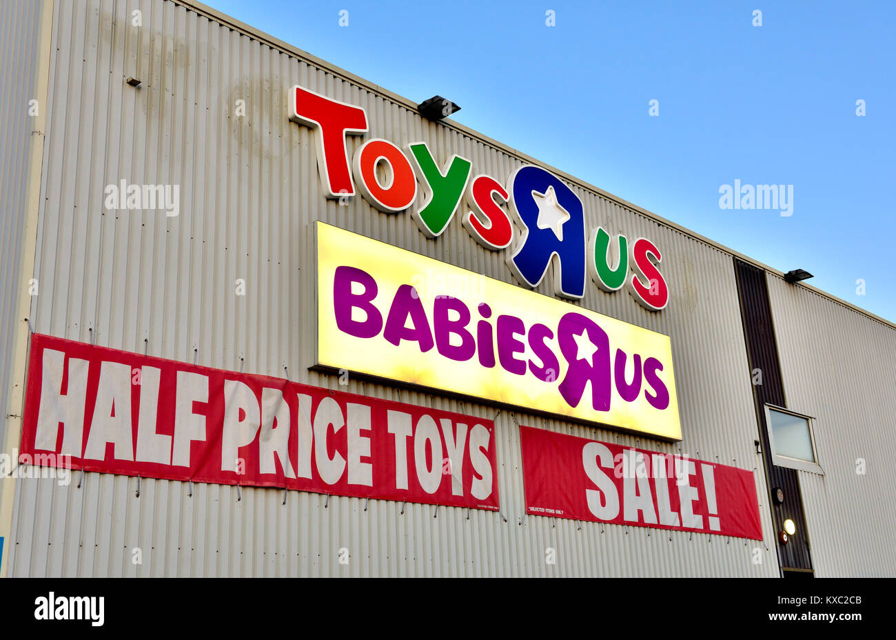 ToysRUs, BabiesRUs, Toy Store zum halben Preis Verkauf Zeichen auf UK Store, Cribbs Causeway, Bristol Stockfoto