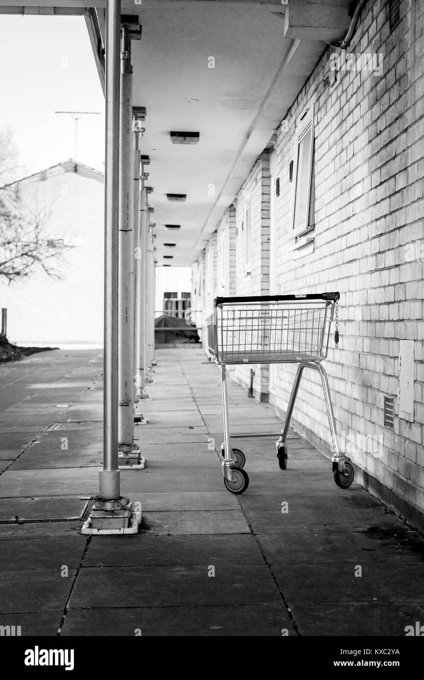 Verlassene Einkaufswagen außerhalb der Wohnungen in Golden Grove Wohnsiedlung 2017, Schwarzweiß, St Marys, Southampton, England, Großbritannien Stockfoto