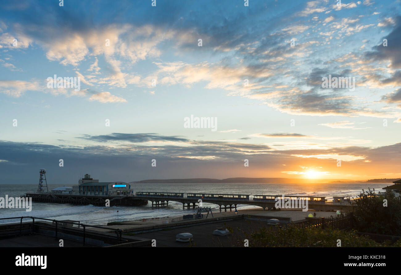Blick auf Meer und Bournemouth Bournemouth Pier bei Sonnenuntergang im Januar 2018, Dorset, England, Großbritannien Stockfoto