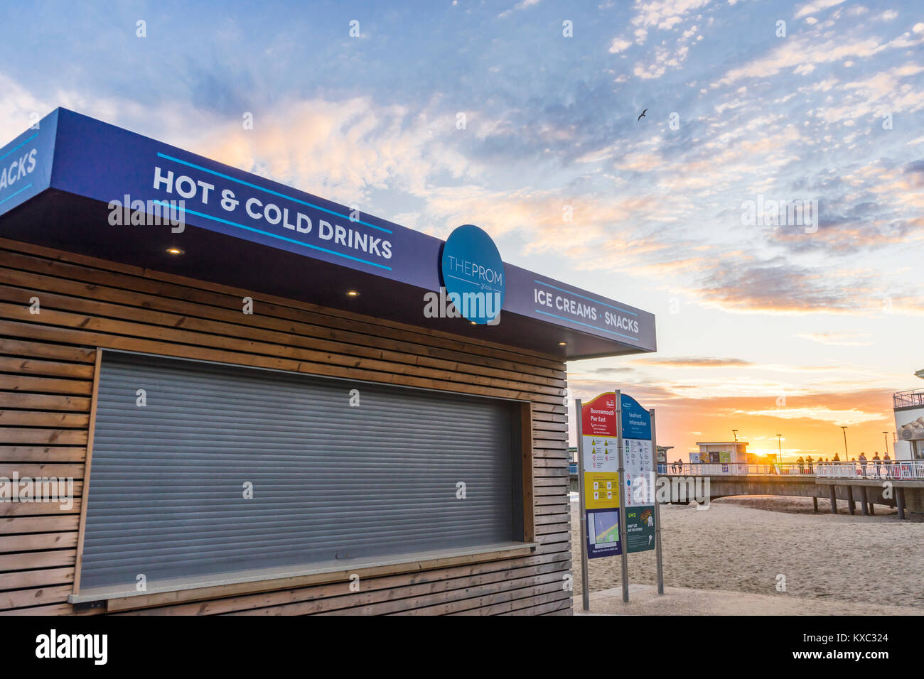 Geschlossen, Eis und Getränke Kiosk am Strand von Bournemouth promenade während einer spektakulären Sonnenuntergang in Januar 2018, Bournemouth, Dorset, England, Großbritannien Stockfoto