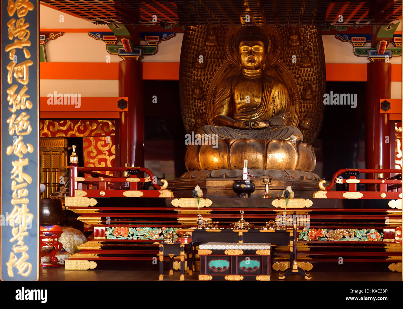 Buddha Statue an einem Altar in Kiyomizu-dera buddhistischen Tempel in Kyoto, Japan 2017 Stockfoto