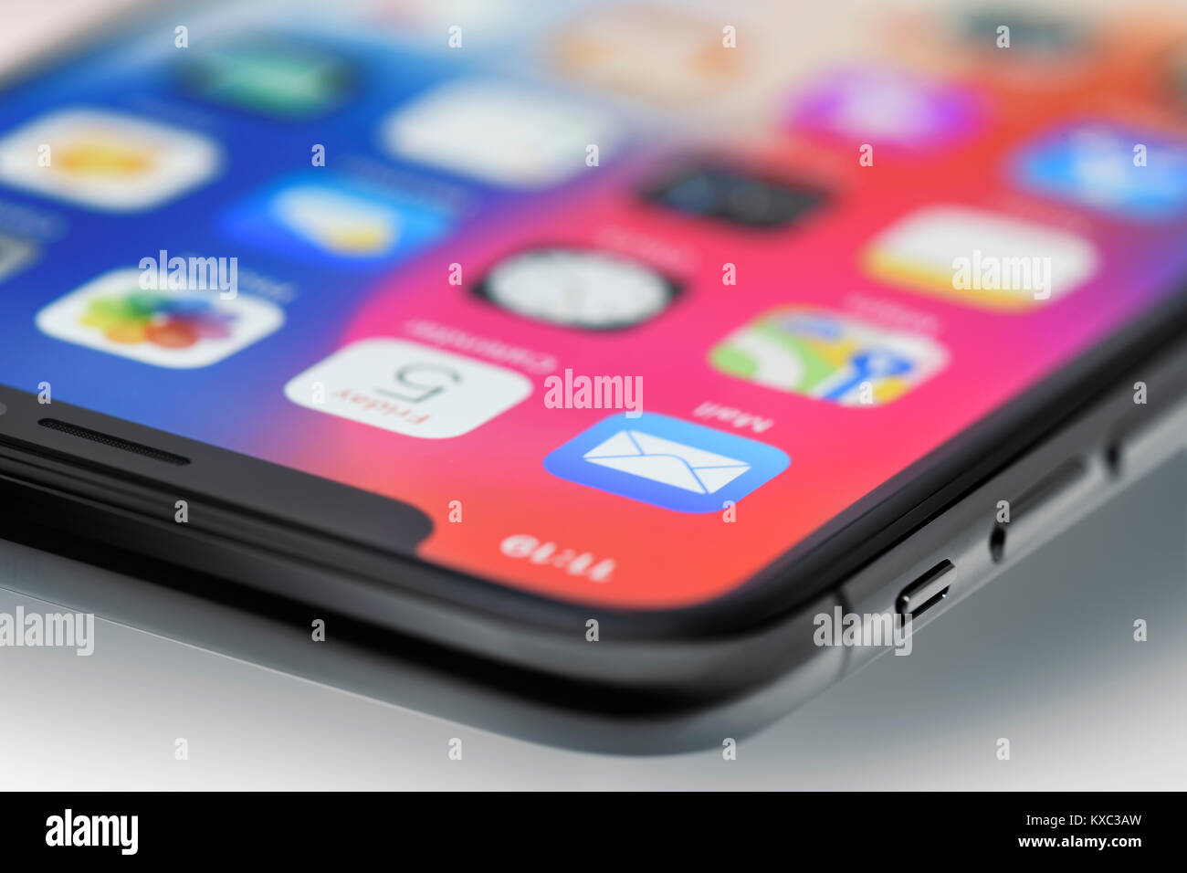 Nahaufnahme des Apple iPhone X-Smartphone Ecke mit einem farbenfrohen Display konzentrierte sich auf die Mail App Stockfoto