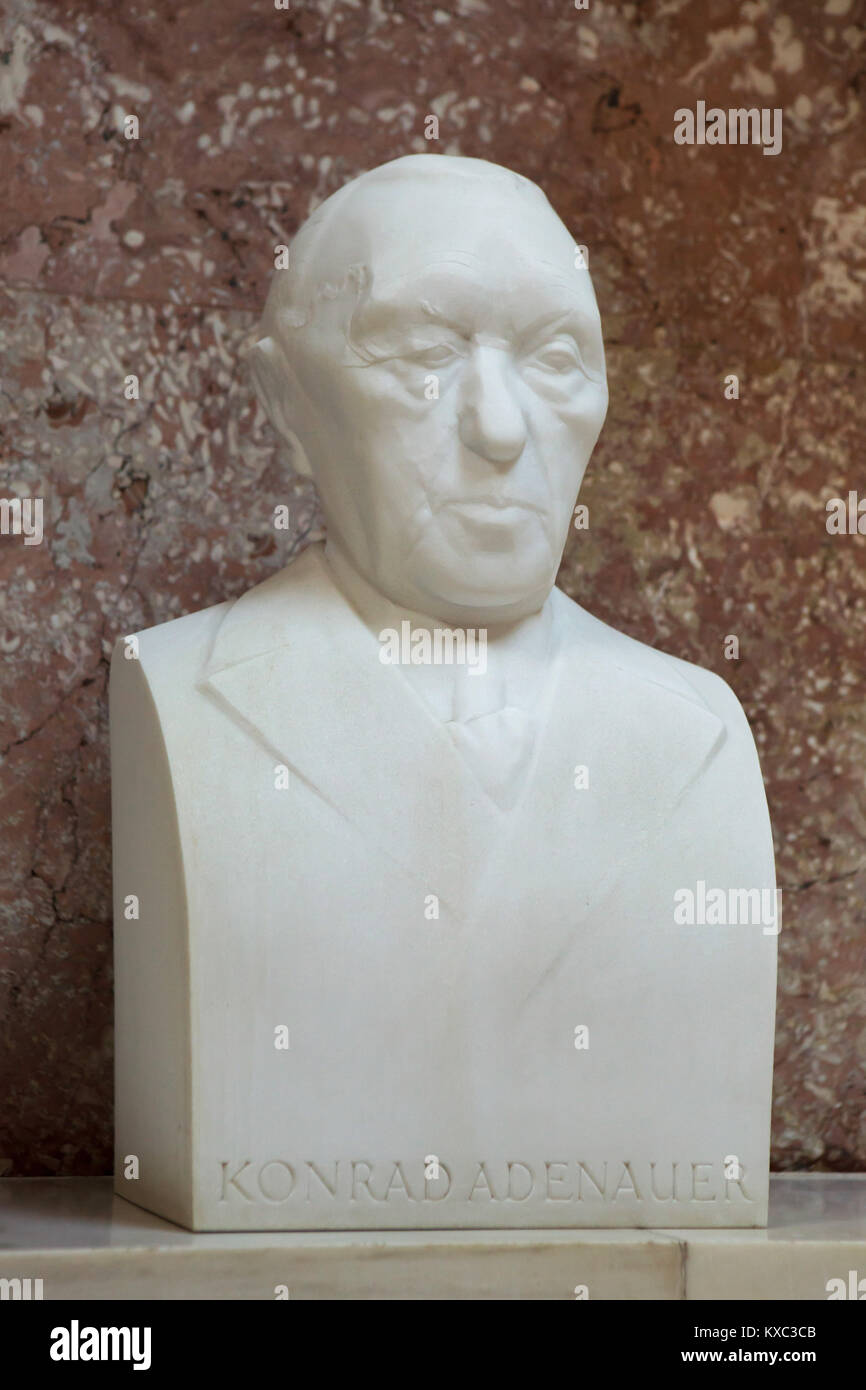 Deutsche Staatsmann Konrad Adenauer. Marmorbüste von deutschen Bildhauer Gerhard Weiland (1999) in die Hall of Fame in der Gedenkstätte Walhalla bei Regensburg in Bayern, Deutschland. Stockfoto