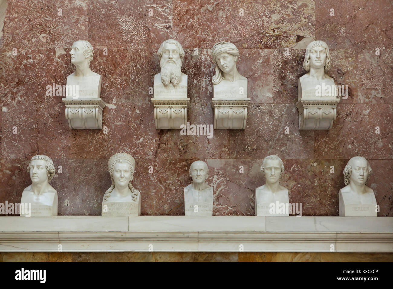 Marmorbüsten der lobenswerten und zeichnet die Menschen in der deutschen Geschichte auf der Anzeige in der Halle des Ruhmes in der Gedenkstätte Walhalla bei Regensburg in Bayern, Deutschland. Zarin Katharina die Große von Russland (2 L) und deutschen Philosophen Immanuel Kant (C) sind in der unteren Ebene gesehen, während die Deutschen Drucker und Verleger Johannes Gutenberg (2 L) und Niederländischen Renaissance Maler Jan van Eyck (2. R) in der oberen Ebene gesehen werden. Stockfoto