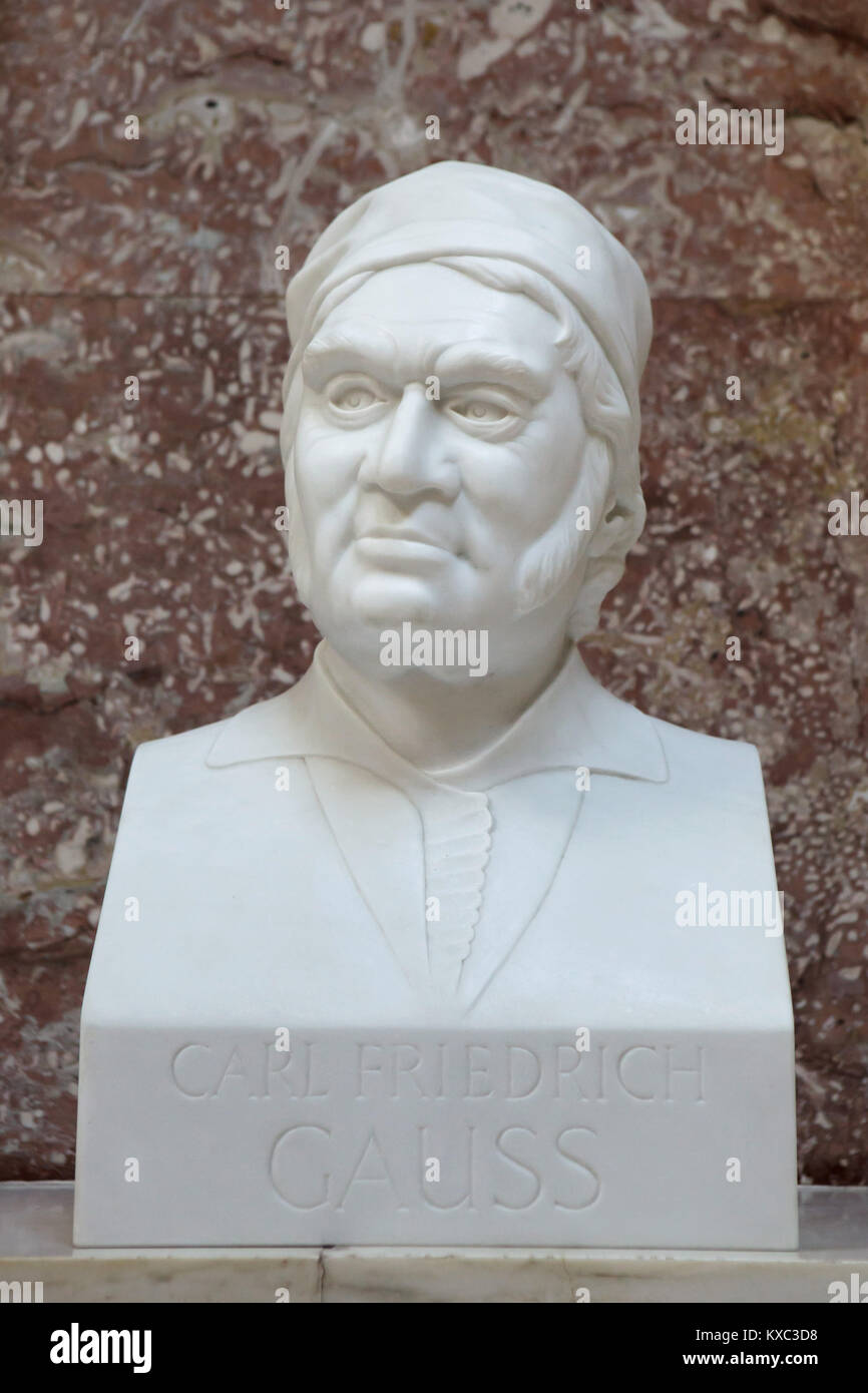 Deutsche Mathematiker Carl Friedrich Gauß. Marmorbüste von deutschen Bildhauer Georg Arfmann (2007) auf der Anzeige in der Halle des Ruhmes in der Gedenkstätte Walhalla bei Regensburg in Bayern, Deutschland. Stockfoto