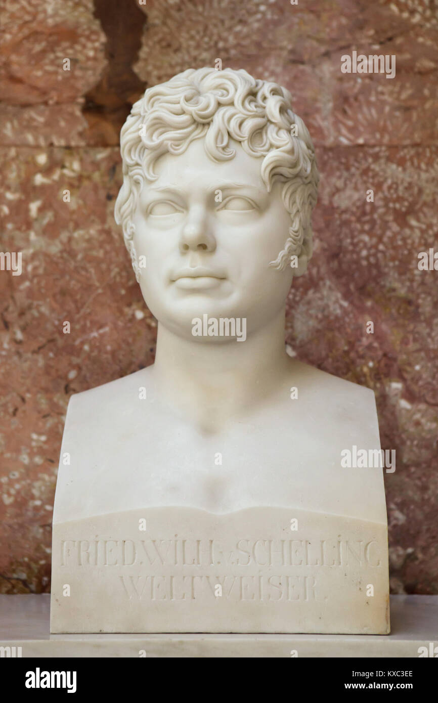 Der deutsche Philosoph Friedrich Wilhelm Joseph Schelling. Marmorbüste von deutschen Bildhauers Arnold Hermann Lossow (1859) nach deutschen Bildhauers Christian Friedrich Tieck (1809) auf der Anzeige in der Halle des Ruhmes in der Gedenkstätte Walhalla bei Regensburg in Bayern, Deutschland. Stockfoto