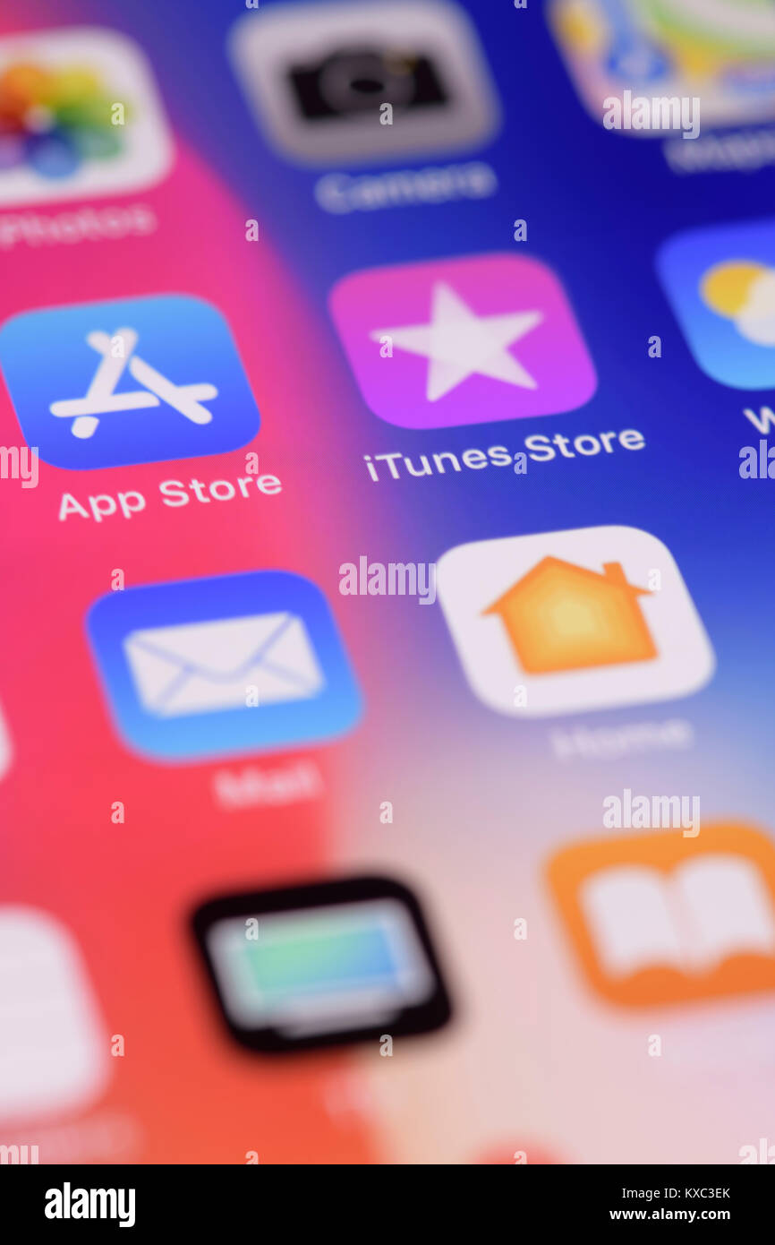 Nahaufnahme des iPhone Bildschirm mit App Icons auf farbenfrohen roten und blauen Desktop Stockfoto