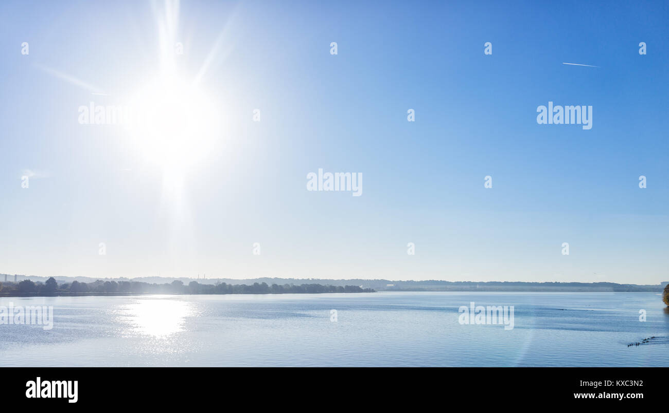 Viele Gänse am Potomac River Panorama mit Morgensonne und blaues Wasser in Washington DC, Virginia Stockfoto